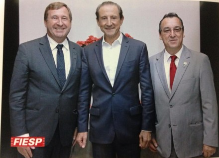 (Da esq. para a dir.) o presidente do CONFEA, Joel Krüger, o presidente da FIESP, Paulo Skaf, e o presidente do Sindicato, José Paulo Garcia